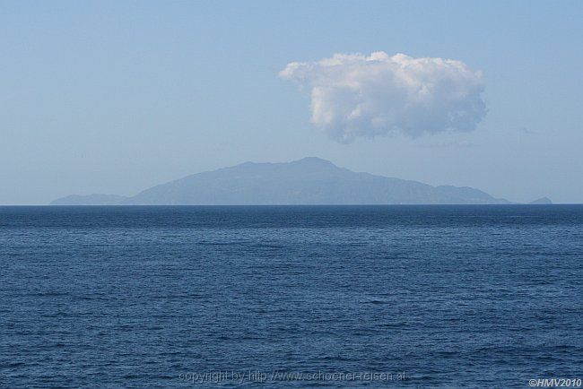 INSEL ISCHIA > Blick zur Insel von der Fähre Capri-Neapel