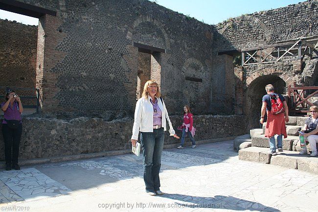 POMPEJI > Das Kleine Theater > Reiseleiterin Isabella