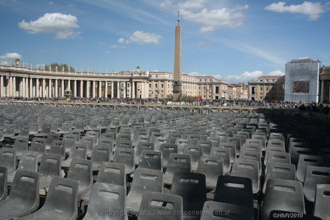 VATIKANSTAAT > Piazza San Pietro > Bestuhlung für die Osteransprache 2010 Urbi et Orbi