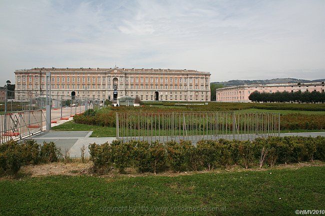 KÖNIGSSCHLOSS CASERTA > Palazzo > Frontfassade und östliches Palastgebäude