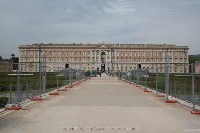 KÖNIGSSCHLOSS CASERTA > Palazzo > Frontfassade