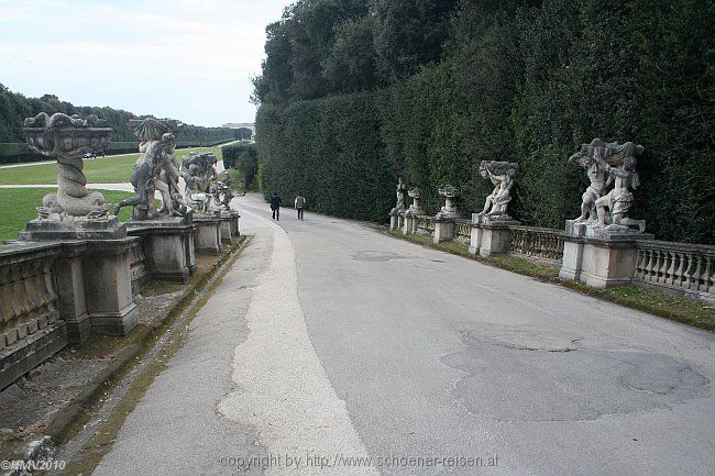 KÖNIGSSCHLOSS CASERTA > Giardino > Fontana di Eolo und Grünfläche