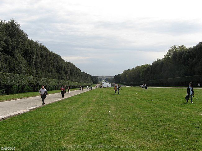 KÖNIGSSCHLOSS CASERTA > Giardino > Rasen zwischen mittleren und oberen Bassin