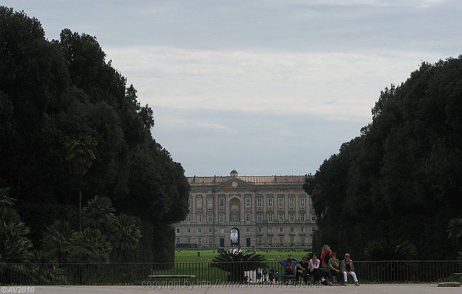 KÖNIGSSCHLOSS CASERTA > Giardino > Ausblick Herculesbrücke oberhalb vom Fontana Margherita