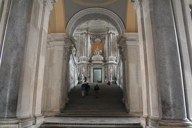 KÖNIGSSCHLOSS CASERTA > Palazzo > Große Ehrentreppe