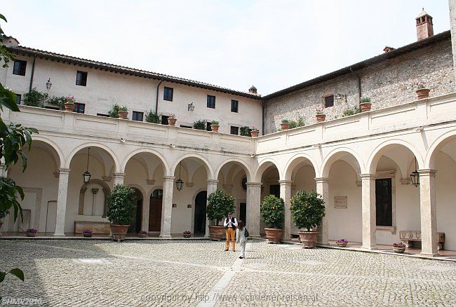 TIVOLI > Villa d'Este > Palast > 03 - Innenhof mit Arkaden