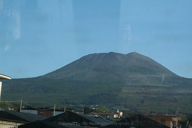 MONTE SOMMA-VESÚVIO > Autobahnausblick hinauf zum Vulkankegel