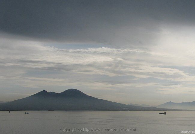 MONTE SOMMA-VESÚVIO > Blick von Neapel zum Vulkan