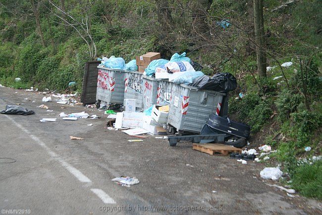 NATIONALPARK VESUV > Bergstraße > Müllproblem