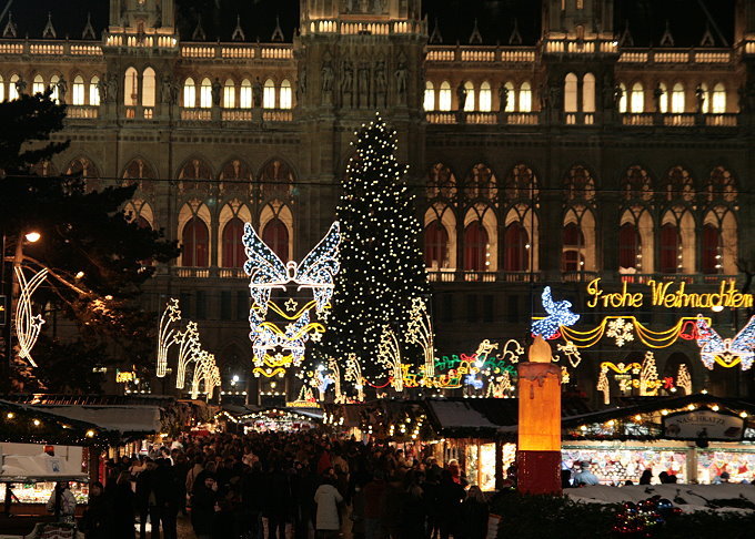 Adventmarkt beim Rathaus am Abend 2