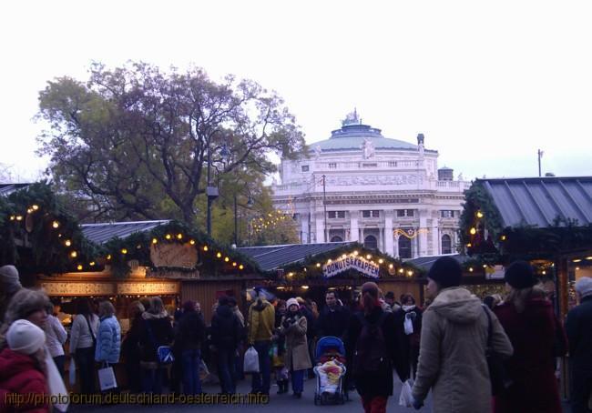 WIEN > Adventmarkt beim Wiener Rathaus