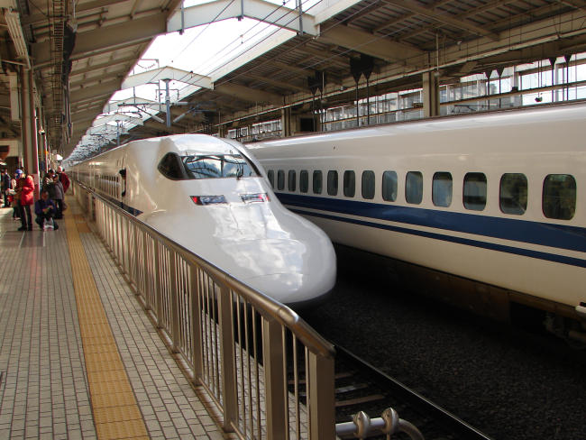 OSAKA > Shinkansen im Bahnhof