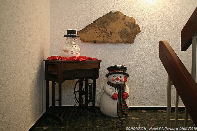 SCHÖNAICH > Hotel Pfefferburg > Treppenhaus mit Schneemännern