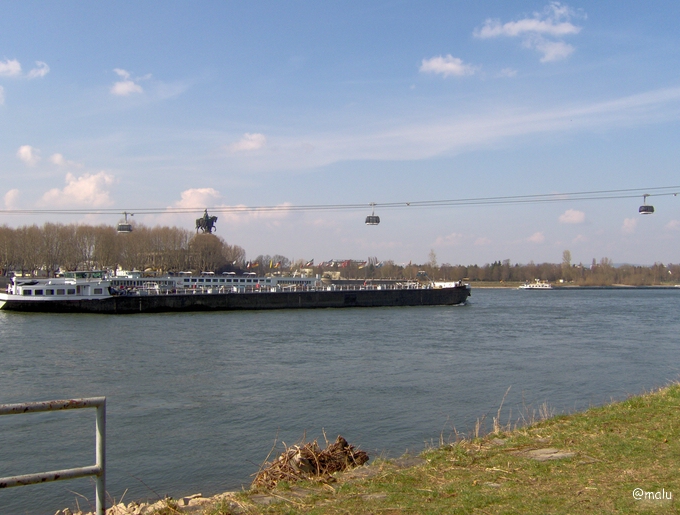 Gondeln über dem Rhein