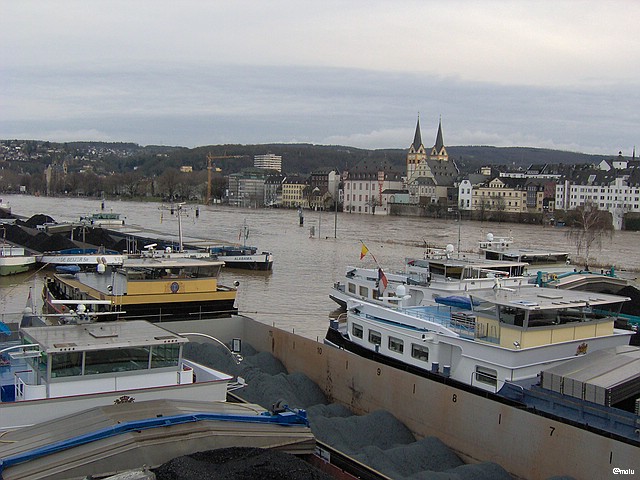 Frachtschiffe unterhalb der Balduinbrücke