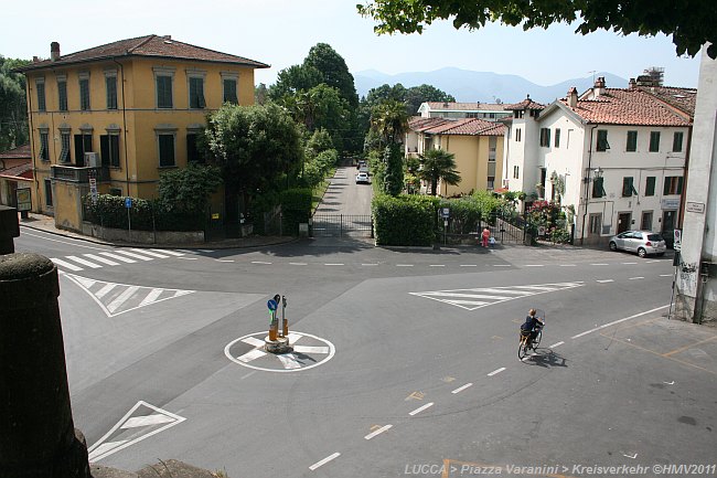 I-Toskana: LUCCA > Piazza Varanini > Kreisverkehr (wohl der Kleinste) nordöstlich in der Altstadt >