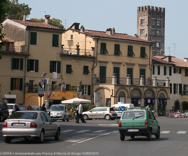 I-Toskana: LUCCA > Piazza S Maria del Borgo > Kreisverkehr nördlich in der Altstadt