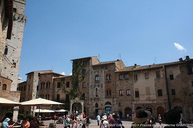 SAN GIMIGNANO > Piazza della Cisterna