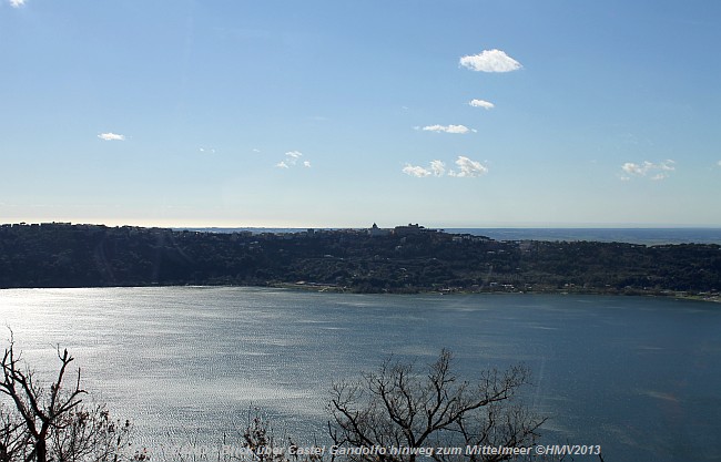 COLLI ALBANI > Ausblick über Castel Gandolfo hinweg