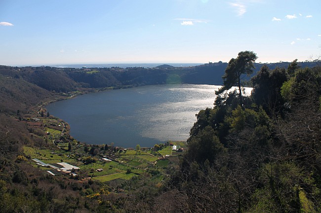 LAGO DI NEMI > Ausblick in Richtung Küste