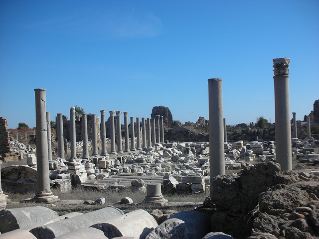 Türkei > Side > Säulen im Amphitheater