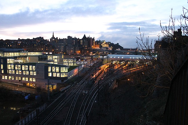 EDINBURGH > Waverley Station und Altstadtpanorama