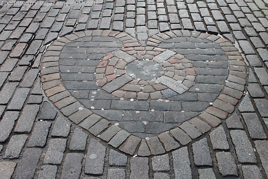 EDINBURGH > Royal Mile - High Street > Herz aus Plastersteinen