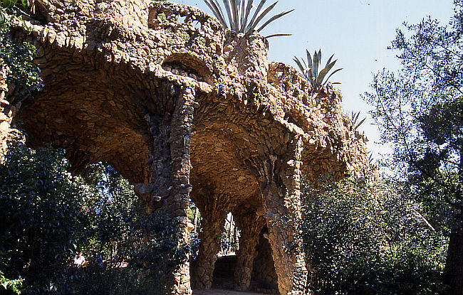 BARCELONA > Park Guell > Säulengang