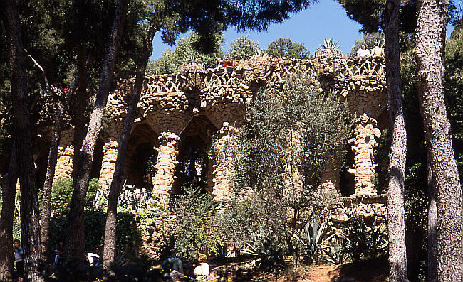 BARCELONA > Park Guell > Säulengang