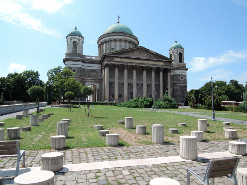 H:Esztergom>Dom>Säulenpark auf dem Domplatz