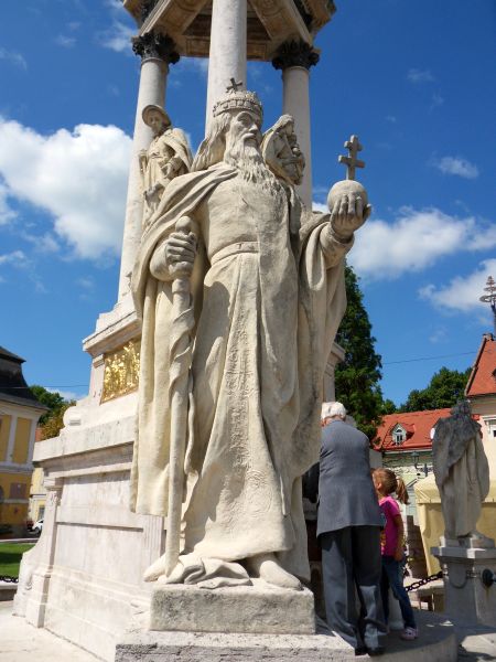 H:Esztergom>Rathausplatz>Dreifaltigkeitssäule>Stefan