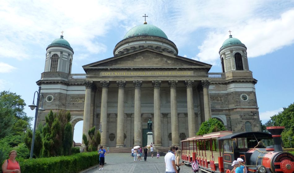 H:Esztergom>Dom>Frontalansicht vom Domplatz