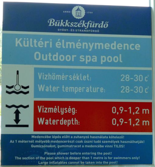 H:Bükkszékfürdő>Heilbad>Außenbecken>Schild