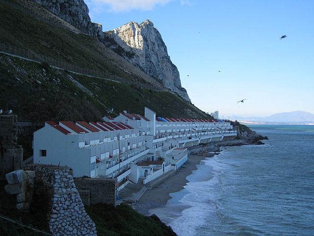 GIBRALTAR > Hotelanlage an der Küste