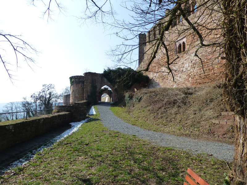 D:Bayern>Henneburg>Vorburg>Blick zum Tor