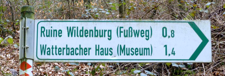 D:Bayern>Wildenburg>Wegekennzeichen am Waldparkplatz Buch