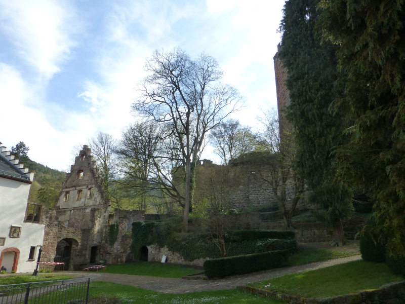 D:Bayern>Miltenberg>Mildenburg>Burghof mit Ruine und Bergfried