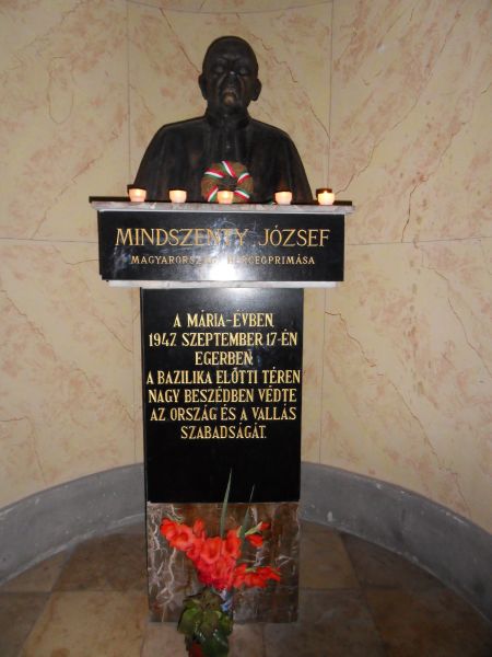 H:Eger>Basilika>innen>Mindszenty