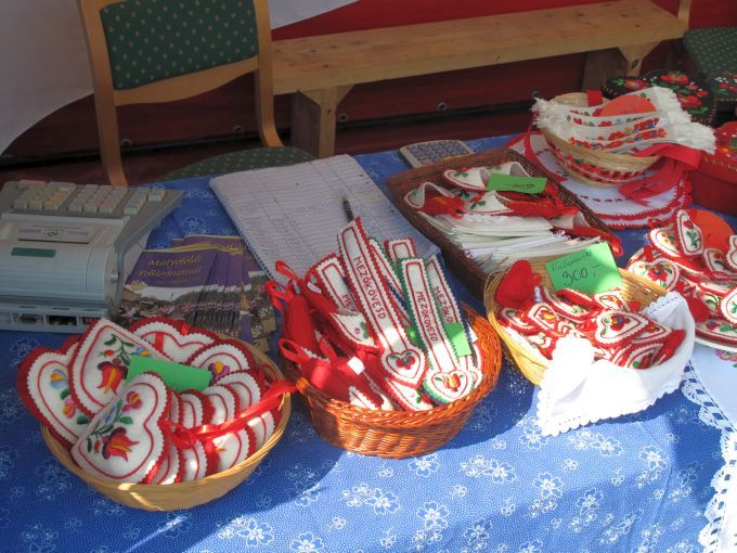 H:Mezőkövesd>Hadas>Häuser der Volkskunst7