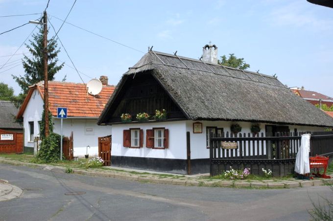 H:Mezőkövesd>Hadas>Häuser der Volkskunst2