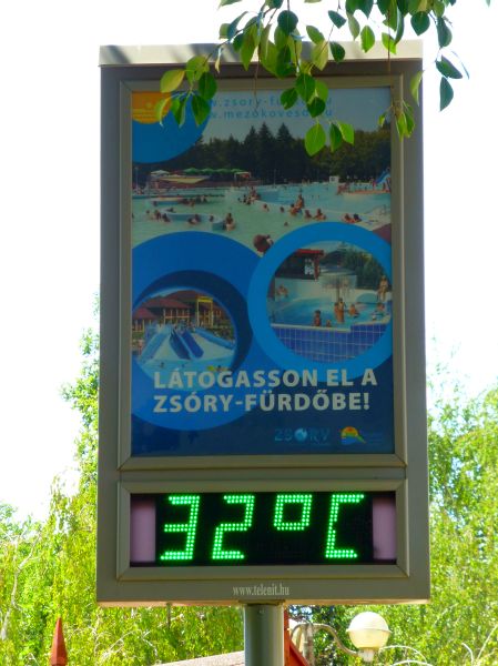 H:Mezökövesd>Thermometer am Hauptplatz