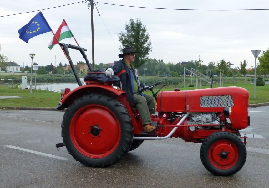 H:Mezőkövesd>Veteranenkorso>Traktor1