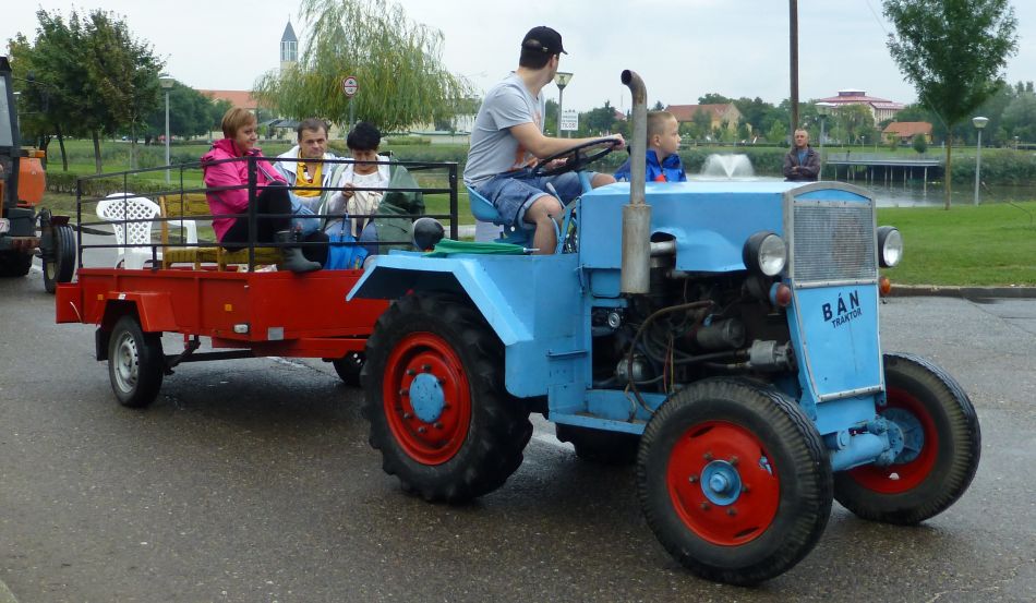 H:Mezőkövesd>Veteranenkorso>Traktor13