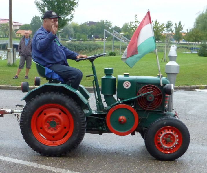 H:Mezőkövesd>Veteranenkorso>Traktor10