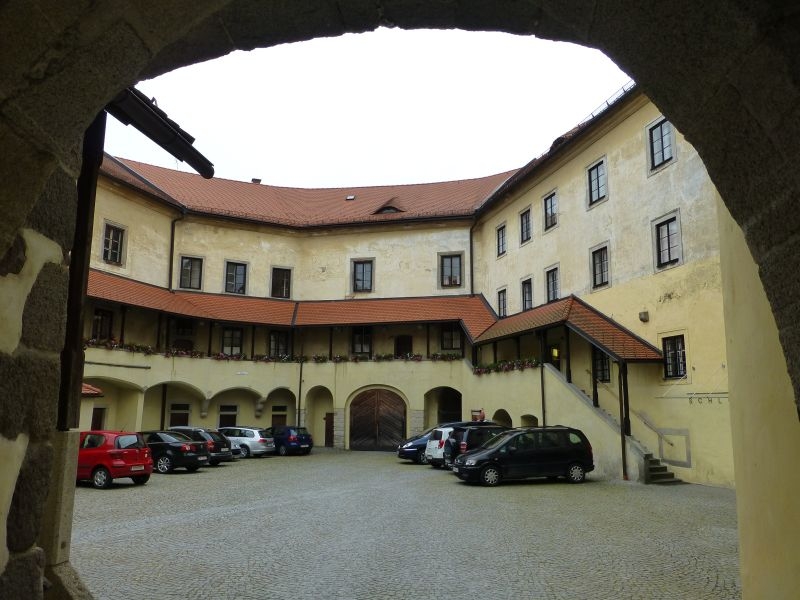 A:Freistadt>Blick durch das Linzertor in den Schlosshof