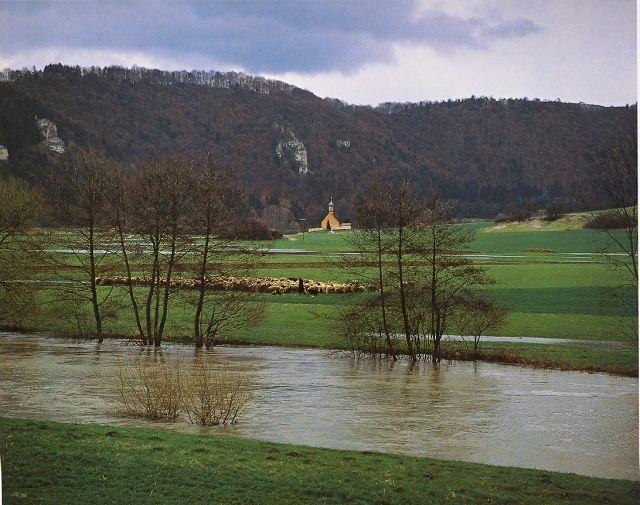 k-Freier Blick auf St. Agatha mitten in der Wiesenlandschaft im April 84