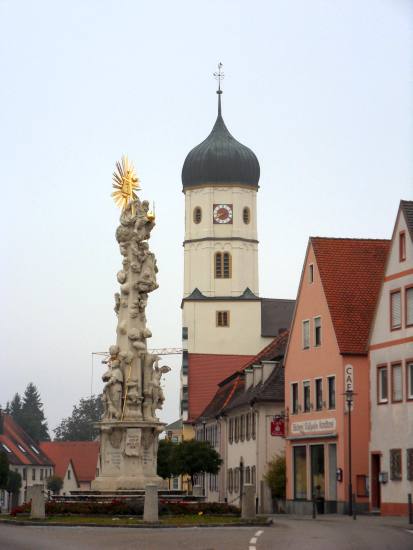 D:Wallerstein>Pestsäule mit St. Rochus-Kirche