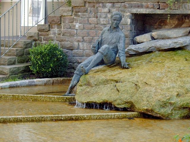 Ein Brunnen an der Mauer