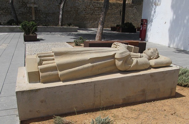 DALT VILA > Placa d'Espanya > Denkmal Guillermo de Montgrí