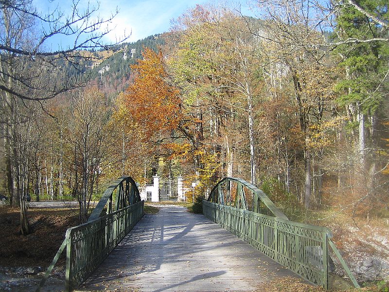 LINDERHOF > Zufahrt zum Schloss mit der Brücke über die Ammer